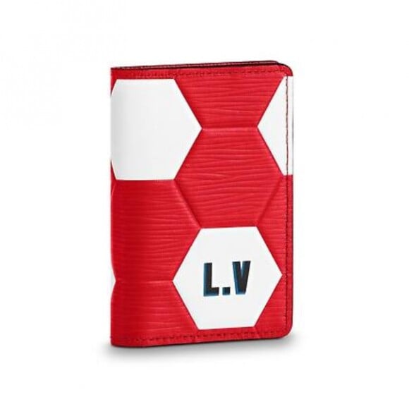 Com a mesma padronagem da bolsa de viagem, a carteira Louis Vuitton custa R$ 1.910