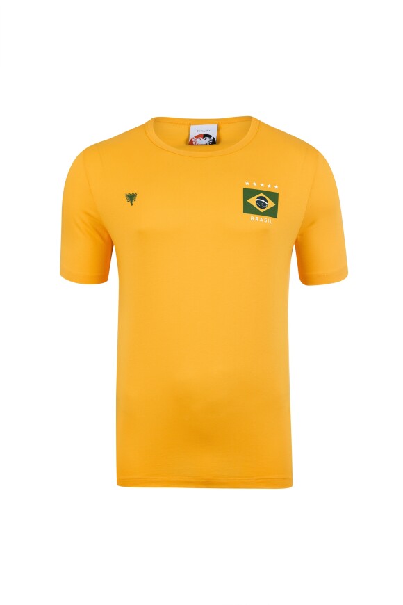O amarelo da bandeira brasileira dominou a t-shirt da Cavalera, à venda por R$ 119