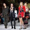 Natalia Vodianova brilhou na passarela da Balmain na semana de moda de Paris em 2017