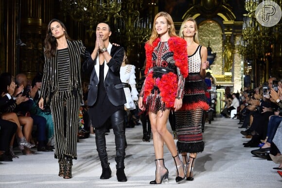 Natalia Vodianova brilhou na passarela da Balmain na semana de moda de Paris em 2017