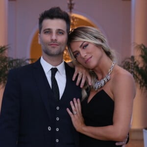 Giovanna Ewbank disse que levaria um puxão de orelha do marido, Bruno Gagliasso, se ele a visse mexendo no celular.