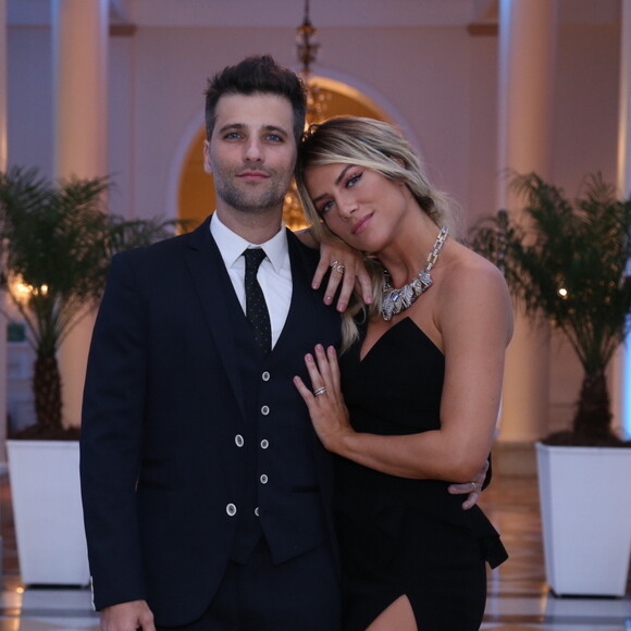 Giovanna Ewbank disse que levaria um puxão de orelha do marido, Bruno Gagliasso, se ele a visse mexendo no celular.