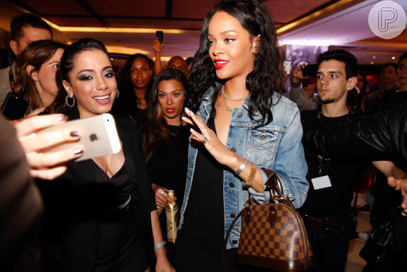 Anitta fura bloqueio e consegue fazer selfie com Rihanna na saída do hotel Budweiser, no Rio