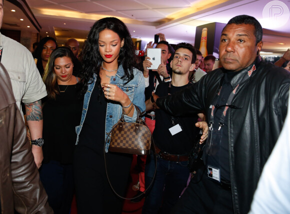 Rihanna deixa hotel Budweiser no Rio de Janeiro cercada de fãs e seguranças