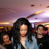 Rihanna deixa hotel de cabeça baixa