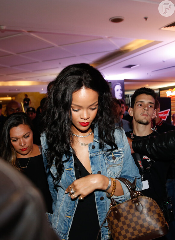 Rihanna deixa hotel de cabeça baixa