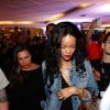 De macacão preto e jaqueta jeans, Rihanna deixa hotel no Rio