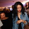 Rihanna é cercada por uma multidão em saída de hotel