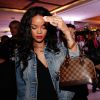 Rihanna esconde rosto ao deixar hotel Budweiser no Rio de Janeiro