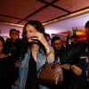 Rihanna esconde rosto ao deixar hotel Budweiser no Rio de Janeiro