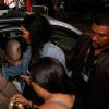 Cercada por fãs, Rihanna entra no carro e deixa hotel
