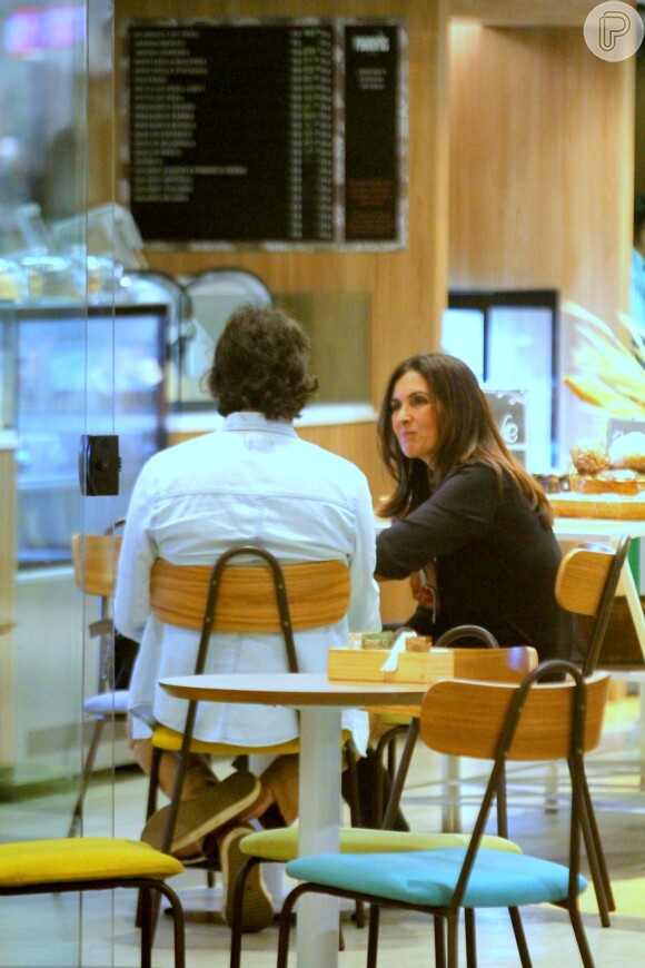 Fátima Bernardes e Túlio Gadêlha foram fotografados tomando café juntos