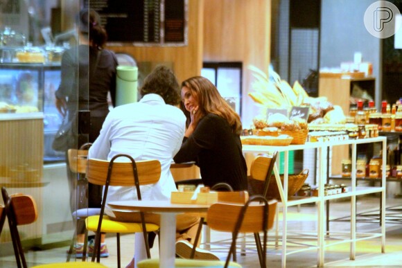 Fátima Bernardes e Túlio Gadêlha foram vistos em clima romântico no shopping Village Mall