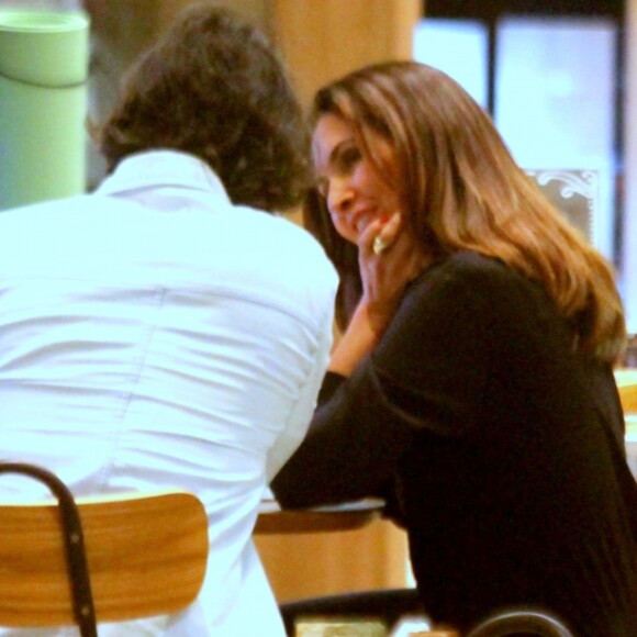 Fátima Bernardes e Túlio Gadêlha foram vistos em clima romântico no shopping Village Mall