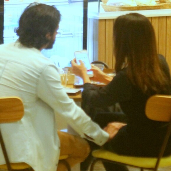 Túlio Gadêlha em momento romântico com Fátima Bernardes no shopping