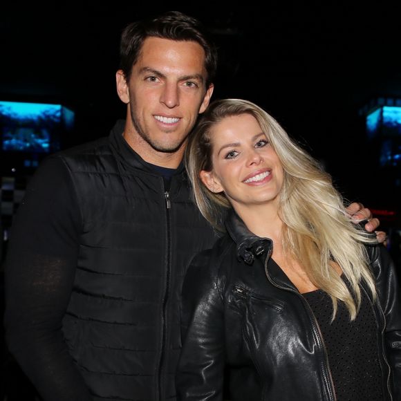 Karina Bacchi ganhou 'vale-night' do filho, Enrico, e foi ao show com o noivo, Amaury Nunes