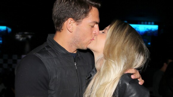 Vale-night! Karina Bacchi e o noivo, Amaury Nunes, trocam beijos em show em SP