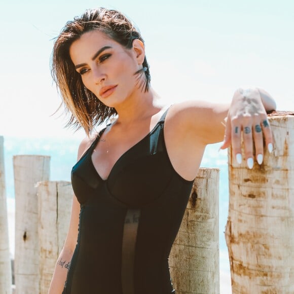 Cleo Pires posou de lingerie e deixou em evidência as curvas do corpo mais sequinho 