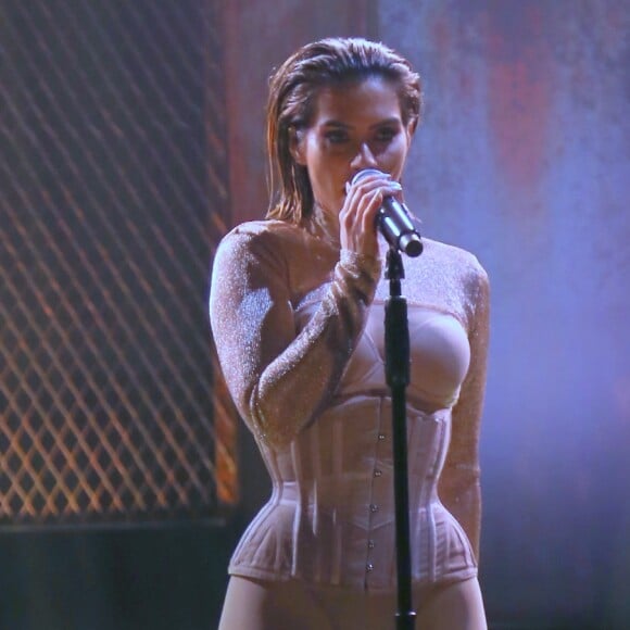Cleo Pires usou meia calça e corset nude ao lançar o álbum 'Jungle Kid'