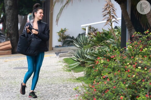 Aps três meses de gravidez, Isis Valverde se mantendo sua rotina de exercícios