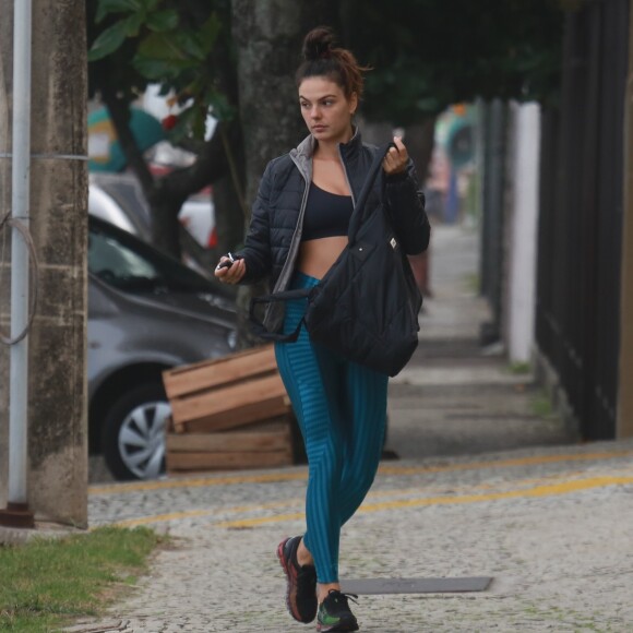 Isis Valverde segue praticando exercícios na gravidez