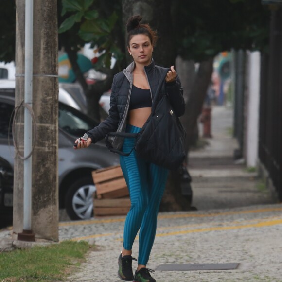 Grávida, Isis Valverde deixou parte da barriguinha à mostra com o look