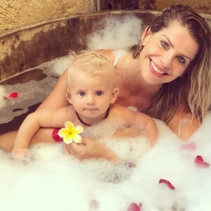 Karina Bacchi sempre compartilha momentos fofos com o filho, Enrico