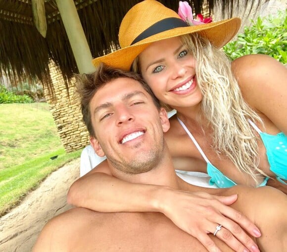 Karina Bacchi ficou noiva do ex-jogador de futebol e empresário Amaury Nunes