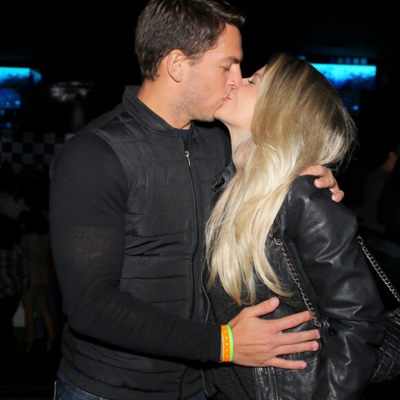 Karina Bacchi trocou beijos com noivo, Amaury Nunes, durante show em SP