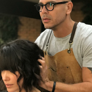 Hairstylist Anderson Couto falou que os corte de cabelo com franja é tendência