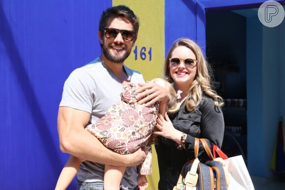 Rafael Cardoso e a mulher, Mariana Bridi, celebraram a chegada do filho, Valentim, nesta quinta-feira, 31 de maio de 2018