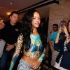 Rihanna chegou ao hotel com a barriga de fora e foi se arrumar para a festa