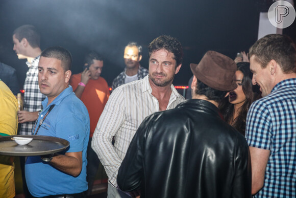 Gerard Butler curte festa da Budweiser, no hotel Pestana, na Zona Sul do Rio