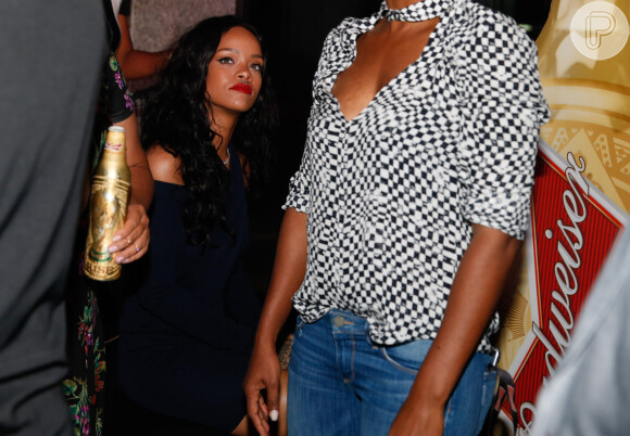 Rihanna foi fotografada em uma área vip da festa