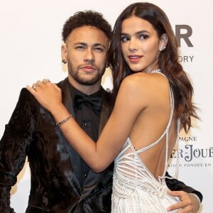 Bruna Marquezine acredita ser machismo acreditar que ela pode parar a carreira por namoro: 'Por que o Neymar nunca foi questionado se largaria o futebol para morar aqui no Brasil e ficar perto de mim enquanto eu trabalho aqui?'