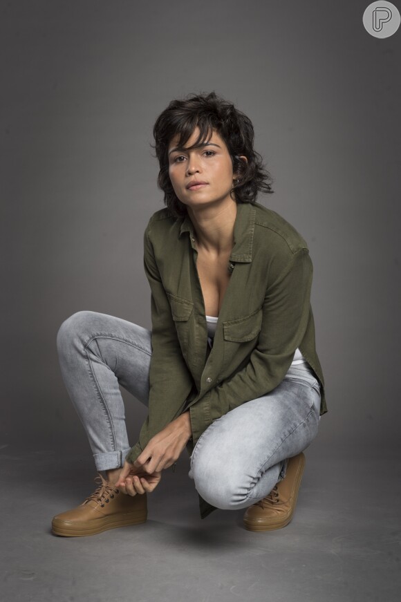 Maura (Nanda Costa) consegue tirar Rosa (Letícia Colin) da cadeia, mas Ícaro (Chay Suede) fica preso na novela 'Segundo Sol'