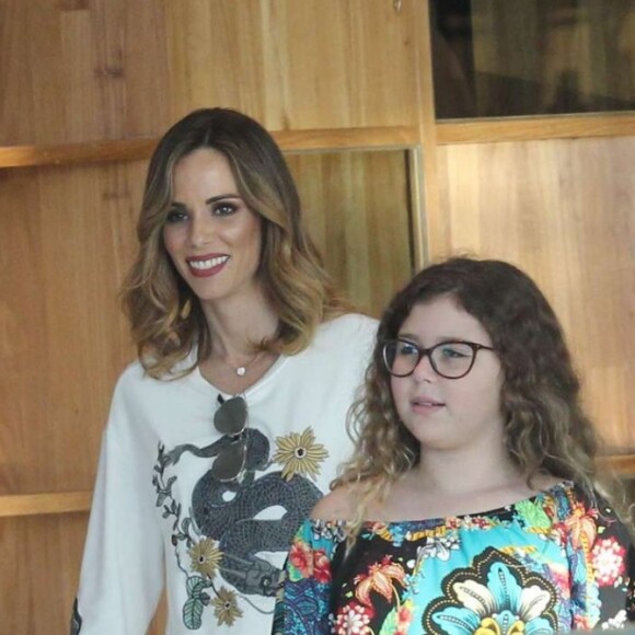 Ana Furtado foi fotografada em passeio com a família em shopping do Rio