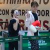 Larissa Manoela e Leo Cidade acenaram para fotos ao embarcarem em aeroporto no Rio