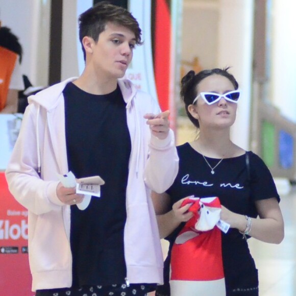 Com óculos retrô, Larissa Manoela prendeu cabelo em coque duplo