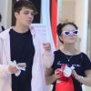 Larissa Manoela usou óculos estiloso ao embarcar com namorado, Leo Cidade, em aeroporto Santos Dumont, no Rio de Janeiro, nesta sexta-feira, dia 1º de junho de 2018