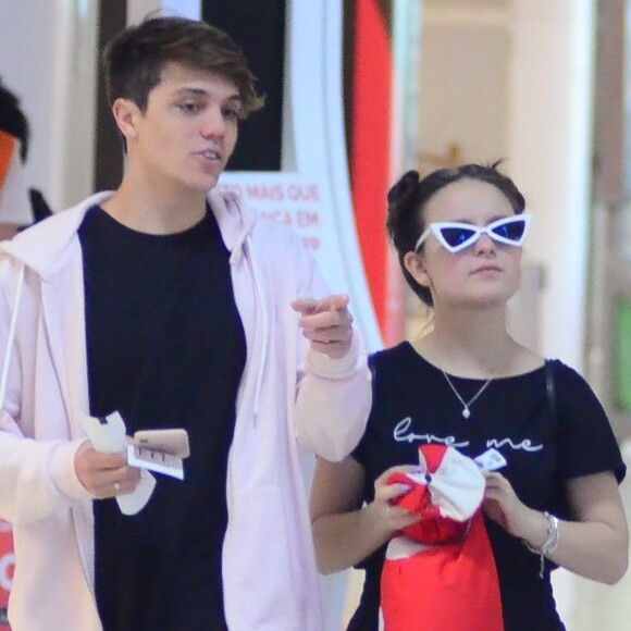 Larissa Manoela usou óculos estiloso ao embarcar com namorado, Leo Cidade, em aeroporto Santos Dumont, no Rio de Janeiro, nesta sexta-feira, dia 1º de junho de 2018