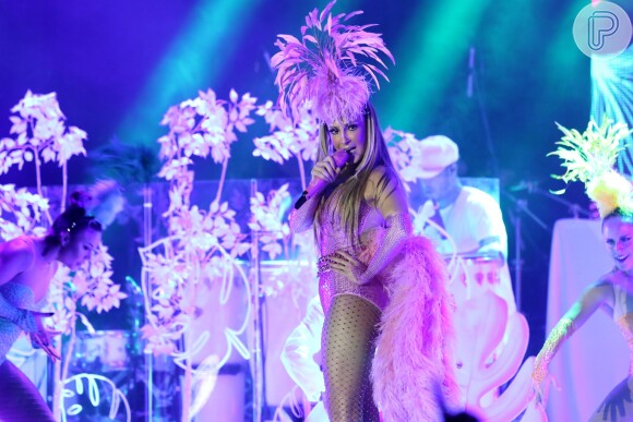 Claudia Leitte estreou a turnê My Carnaval, com palco e trio, e trouxe a festa Blow Out