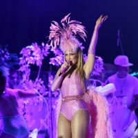 Claudia Leitte usa look rosa com cauda de plumas em estreia de nova turnê em SP