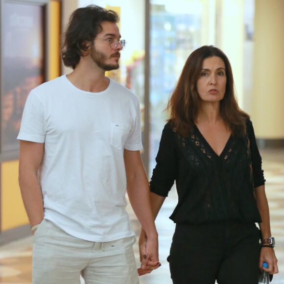 'Tem versos lindos e que me dizem muito, como por exemplo 'eu quero estar cercada só de quem me interessa', disse Fátima Bernardes sobre canção de Lenine