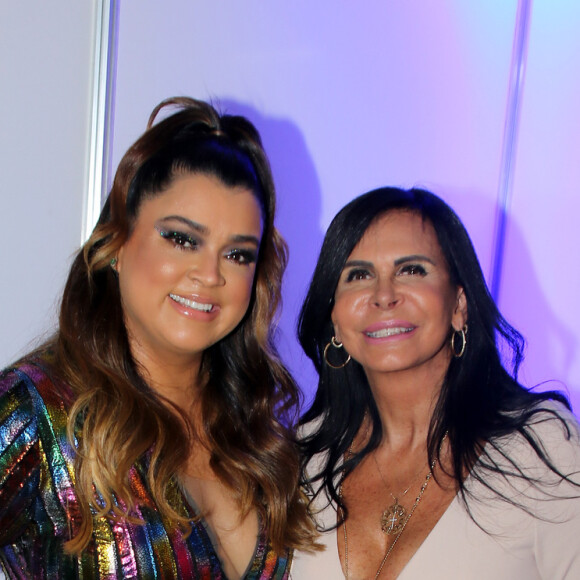 Preta Gil posa com Gretchen Miranda em bastidores de apresentação