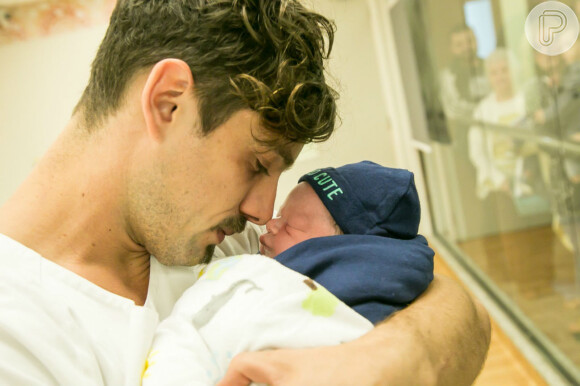 Mariana Bridi mostrou pela primeira vez rosto de Valentim, seu filho com Rafael Cardoso, neste domingo, 3 de junho de 2018