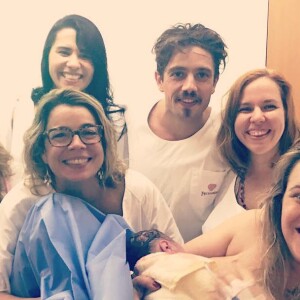 Mariana Bridi e o marido, Rafael Cardoso, anunciaram o nascimento do caçula na web
