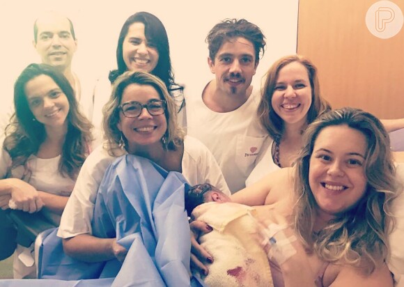 Mariana Bridi e o marido, Rafael Cardoso, anunciaram o nascimento do caçula na web
