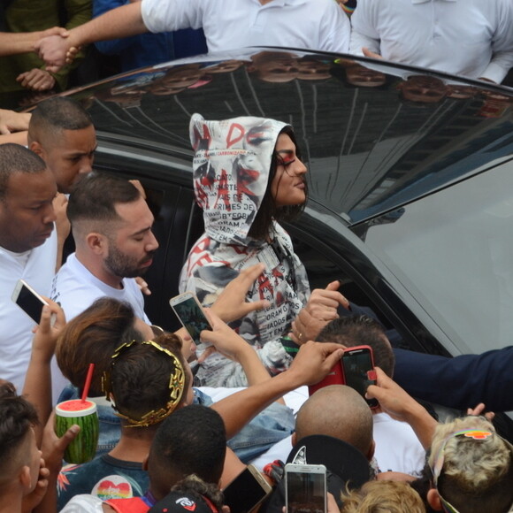 Pabllo Vittar causa tumulto ao chegar na Parada LGBTI+, em São Paulo