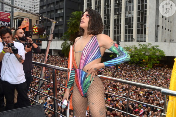 Pabllo Vittar exibiu o corpo em body com recortes na Parada LGBTI+, em São Paulo